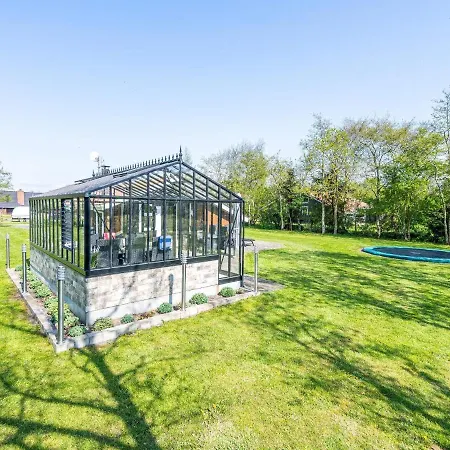 4 Person In Hemmet-by Traum