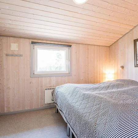 4 Person In Hemmet-by Traum