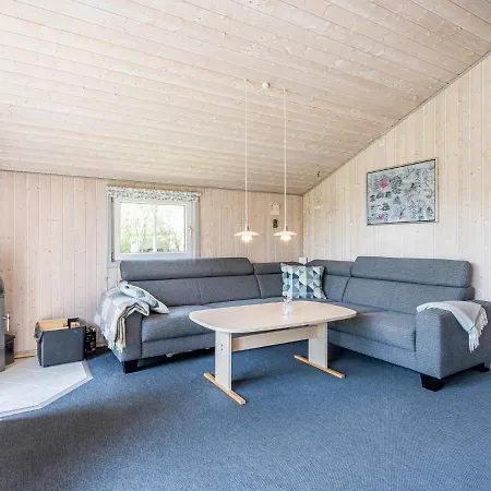 4 Person In Hemmet-by Traum *