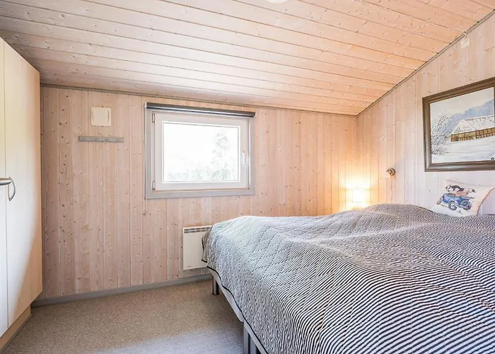 4 Person In Hemmet-by Traum