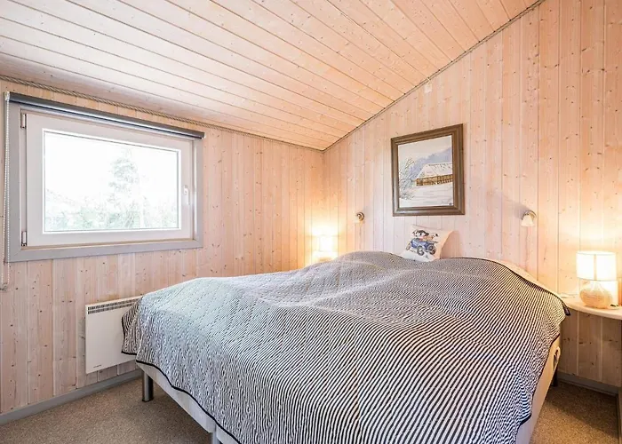 4 Person In Hemmet-by Traum *