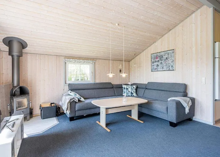 4 Person In Hemmet-by Traum *