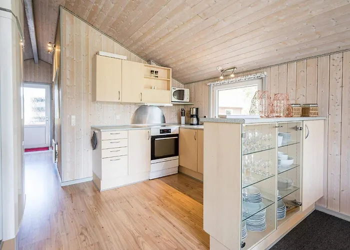 4 Person In Hemmet-by Traum